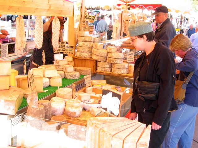 Ranskalaiselta torilta lytyy monen sortin ruokatarpeita. Barcelonnette, Ranska.
