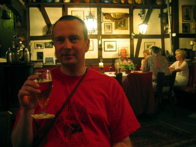 Prost! Perinteiks pfalzilainen ravintola Wirtshaus am alten Fischtor. Braubach, Saksa.