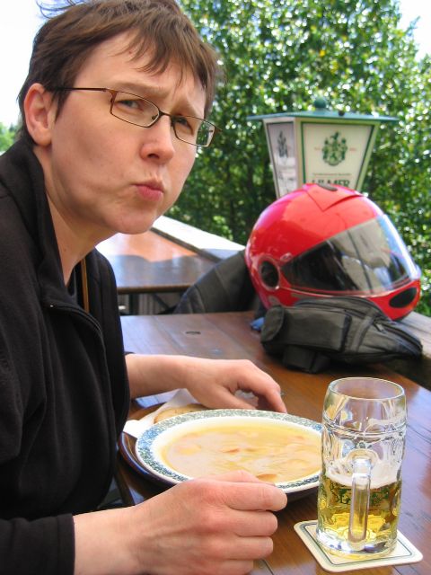 Makkaraperunasoppaa lounaaksi. Schwarzwald, Saksa.