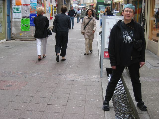 Freiburgin keskustassa risteilevt miniatyyrikanavat ovat yksi kaupungin tunnusmerkeist. Freiburg im Breisgau, Saksa.