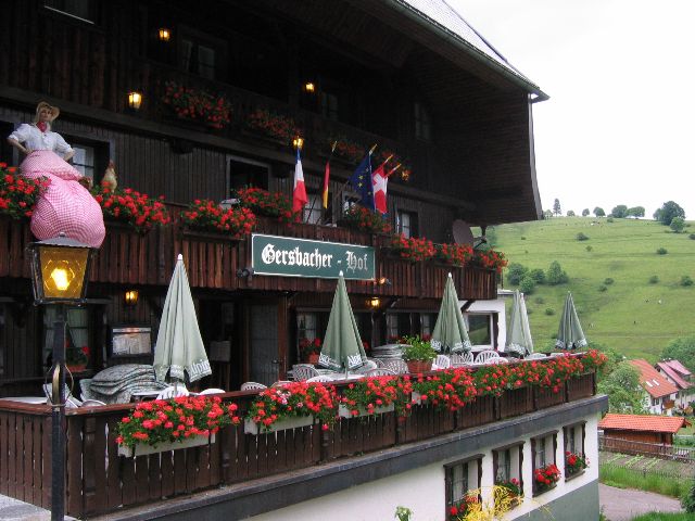 Paikalliseen tapaan runsaat kukkaistutukset vrittvt parvekkeita. Schwarzwald, Saksa.