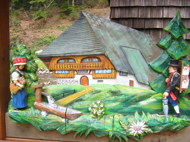 Saksalaista puunveistotaidetta Hexenlochmhless. Schwarzwald, Saksa.