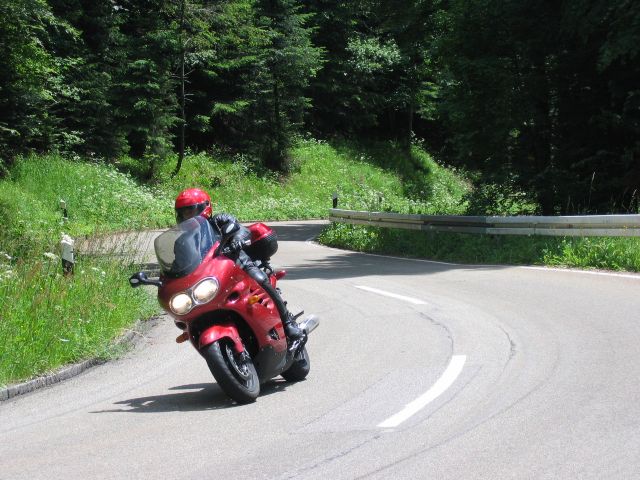 Kallistelua Kandel-vuoren mutkatiell. Schwarzwald, Saksa.
