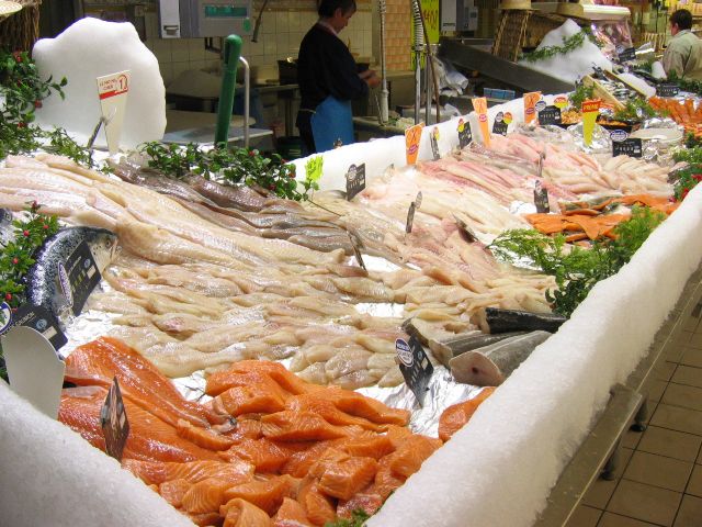 Ranskalaistyyppinen supermarketin kalatiski. Thonon-les-Bains, Ranska.