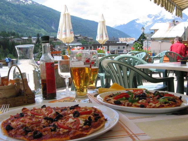 Lounaaksi ranskalaista pizzaa. Nkala terassilta melko mojova. Lanslevillard, Ranska.