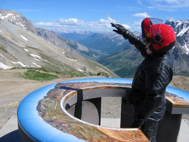 Solien nkalapaikoilla on usein tllaisia suunnistustauluja. Col du Galibier, Ranska.