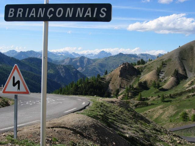 Liikennemerkki kertoo kaiken oleellisen. Col d'Izoard, Ranska.