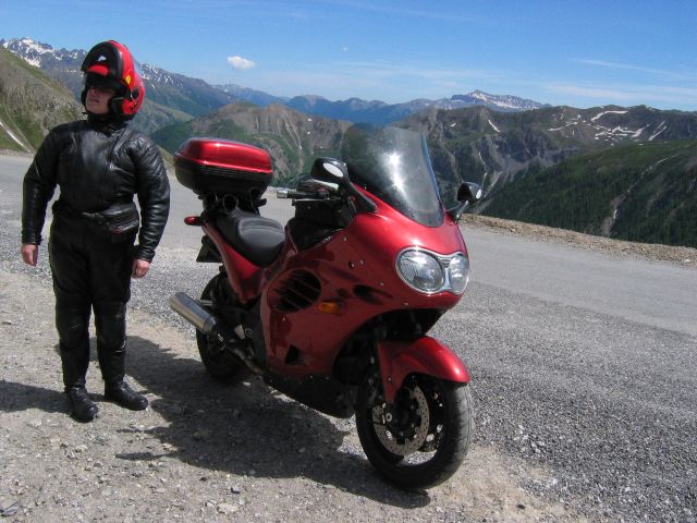 Bonette-solalta Cime de la Bonetten ympri viev Route des Grandes Alpes -tien korkein osuus ji ajamatta, koska tie oli suljettu. Hienoa oli kyll jo 2715 metrin korkeudessakin. Col de Bonette, Ranska.