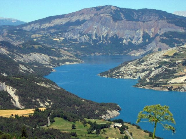 Lac de Serre-Poncon, Ranska.