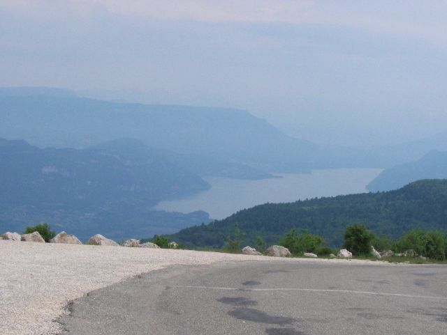Bourget-jrvi siint utuisten vuorten katveessa. Col du Grand Colombier, Ranska.