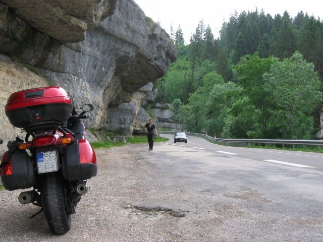 Doubs-jokea mytilev tie mutkittelee kalliorotkon pohjalla. Gorges des Doubs, Ranska.
