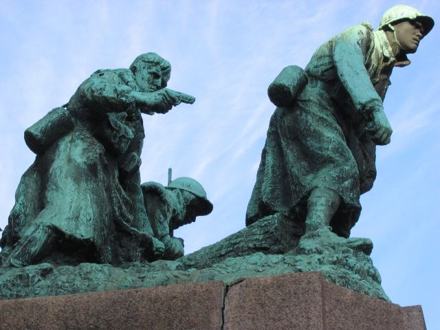 Elsassilla on sotaisa menneisyys, josta muistuttavia patsaita on lukuisasti. Raon l'Etape, Ranska.