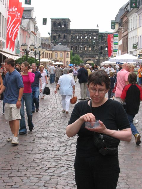Taustalla 100-luvulla (jKr) rakennettu Porta Nigra, joka on Rooman valtakunnan suurin ja parhaiten silynyt kaupunginportti Alppien pohjoispuolella. Trier, Saksa.