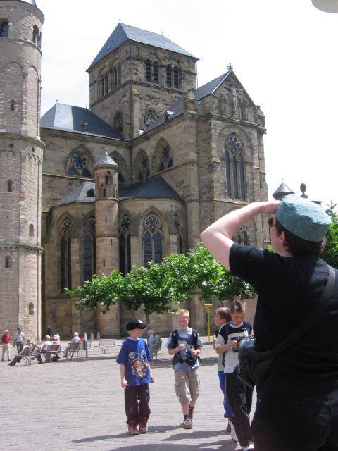 Tuomiokirkon vieress sijaitseva gotiikkaa edustava Liebfrauenkirche on seissyt sijoillaan 1200-luvulta lhtien. Trier, Saksa.