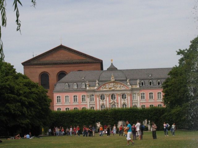 Antiikin aikainen valtaisa Basilika ja 1600-1700-luvuilla pyktty Kurfrstliche Palais. Trier, Saksa.
