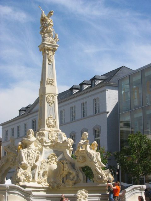 Menneisyys ja nykyaika kohtaavat, osa 2. Kornmarkt. Trier, Saksa.