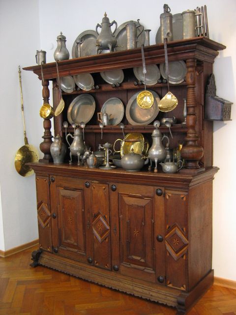 Menneisyyden astiastoa. Oldenburgin kaupunginmuseon kokoelmat. Oldenburg, Saksa.