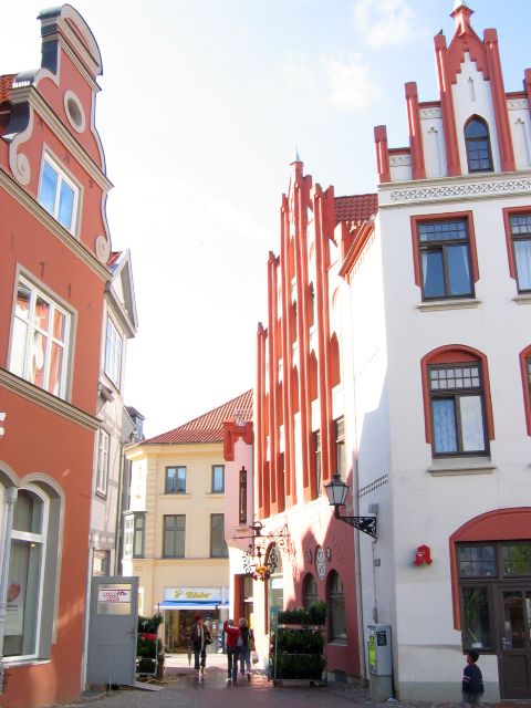 Vanhankaupungin rakennuksia on restauroitu komeaan kuntoon. Wismar, Saksa.