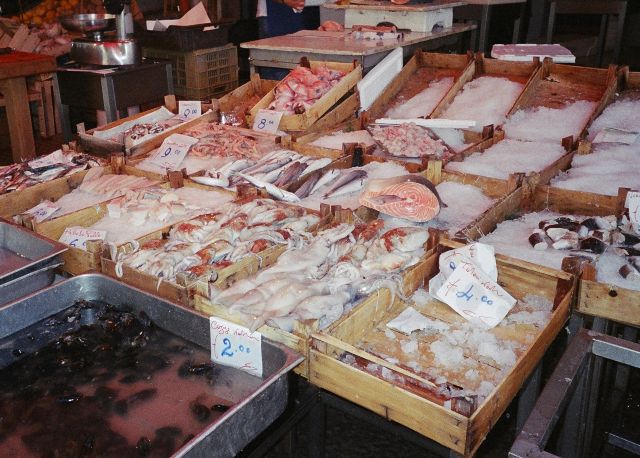 Merenelvi Palermon torilla Italiassa.