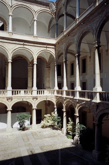 Palazzo dei Normannin pylvit. Palermo, Italia.
