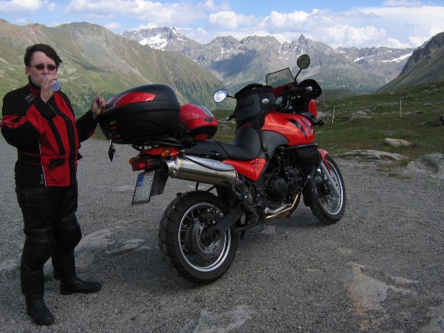 Huipulla tuulee. Passo del Bernina, Sveitsi.