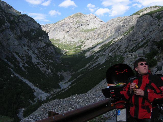 Vliaika: vett ja keksej. Passo dello Stelvio, Italia.