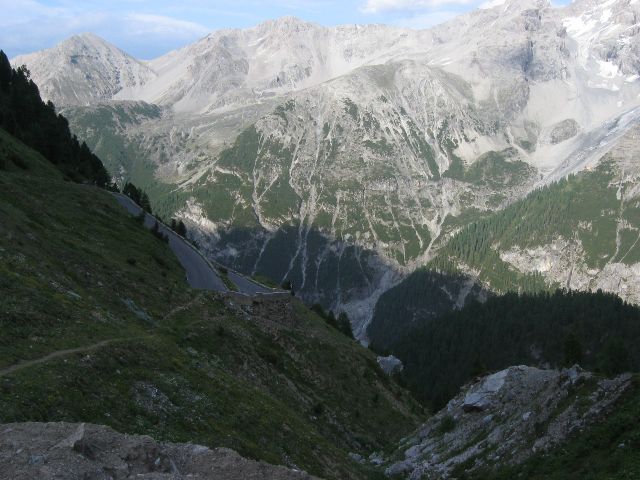 Stelvio-solan serpentiinimutkat eivt ole niit helpoimpia. Passo dello Stelvio, Italia.