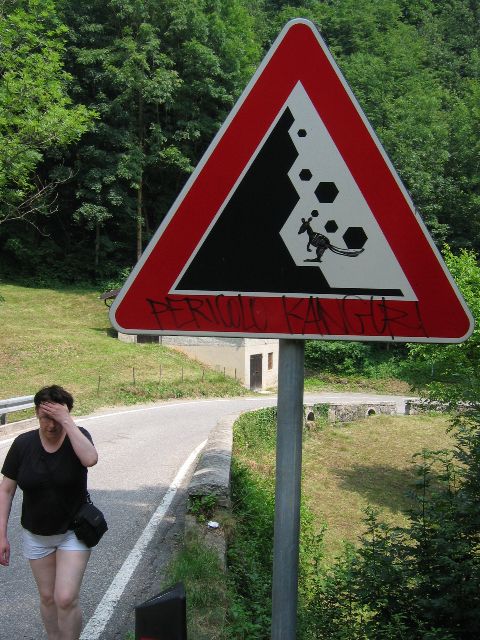 Varokaa kenguruja! Valle Brembana, Italia.