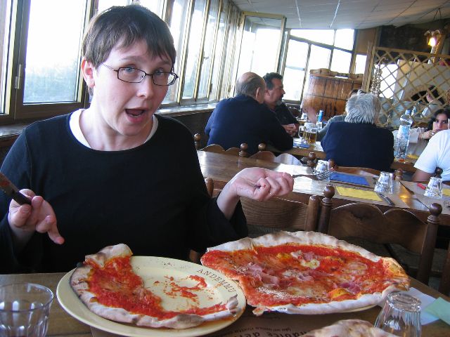 Giganttinen pizza. Hotel Monte Beigua, Italia.