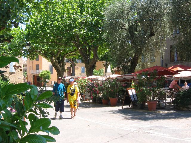 Tourtourin keskusaukio. Provence, Ranska.
