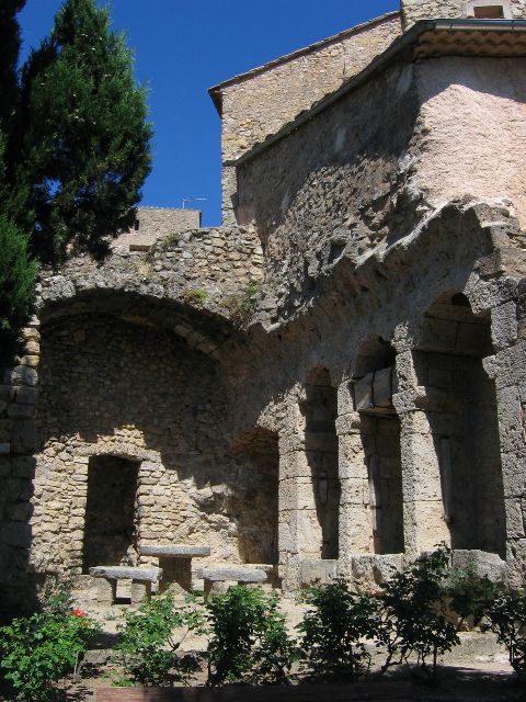 Vanhahkon nkist rakennuskantaa Tourtourissa Ranskassa.