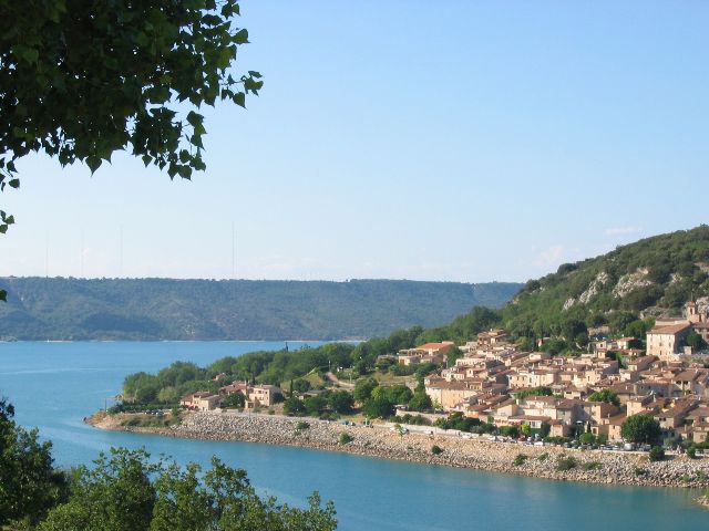 Bauduenin kyl Sainte-Croix-tekojrven rannalla. Provence, Ranska.