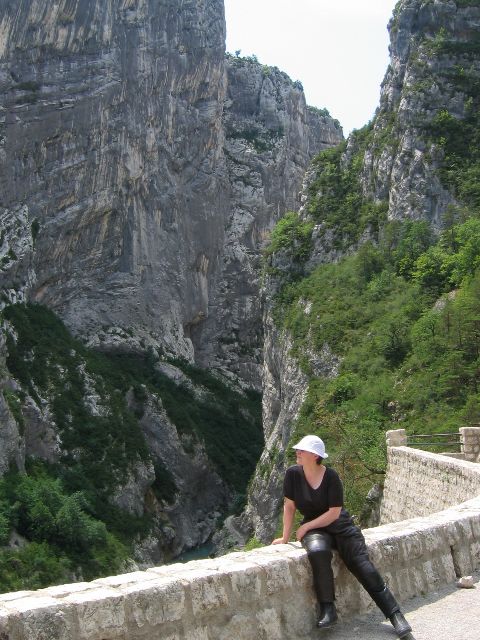 Verdon-joki mutkittelee rotkon pohjalla. Gorges du Verdon, Ranska.