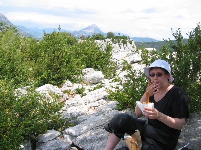 Lounaaksi patonkia ja nakkeja. Gorges du Verdon, Ranska.