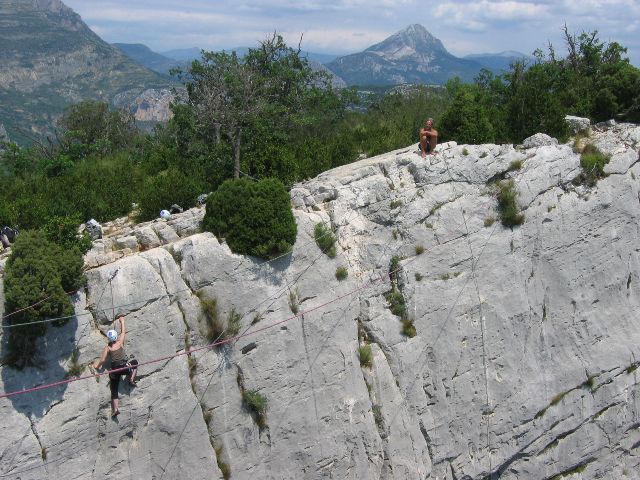Huimapiset seinkiipeilijt urakkansa loppumetreill. Gorges du Verdon, Ranska.