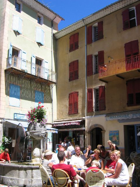Vke katukahvilassa Castellanessa. Provence, Ranska.