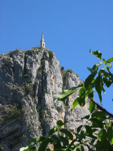 Le Roc ja kirkon torni. Castellane, Ranska.