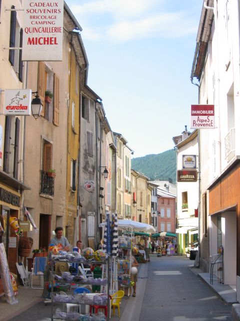 Toripivn kauppiaita on torin lisksi mys kaduilla. Saint-Andre-les-Alpes, Ranska.