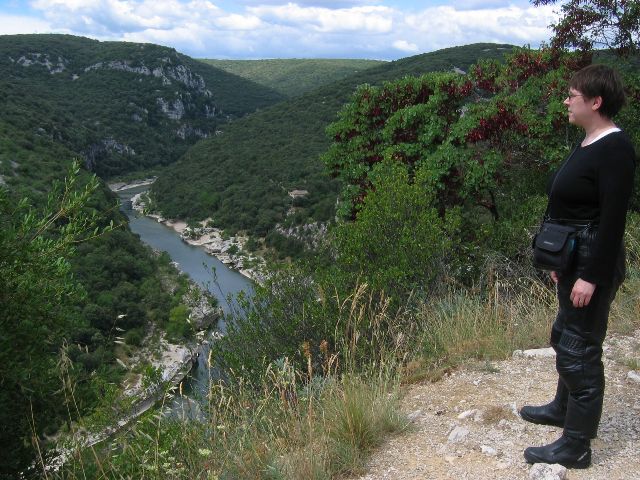 Maiseman llikll lym pohjoisen touristi. Gorges de l'Ardeche, Ranska.