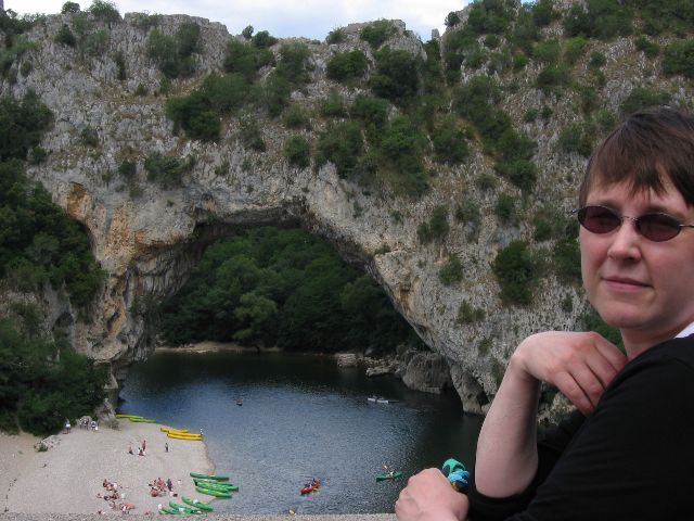Ardeche-joki menee vaikka lpi harmaan kiven. Pont d'Arc, Ranska.