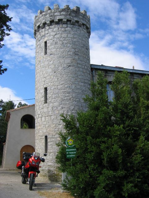 Berthetin perheen linnamainen chambre d'hotes -majatalo. Villedieu, Ranska.