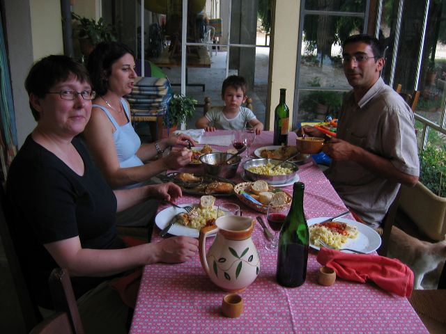 Pivllinen majatalon isntven pydss. Villedieu, Ranska.