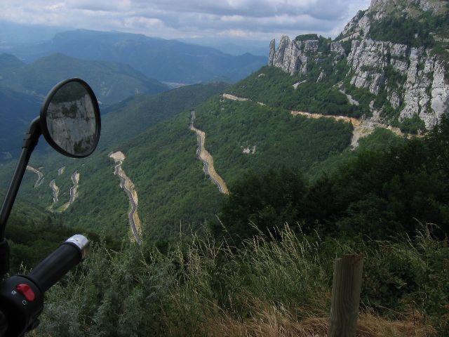 Hyvpintainen tie sahaa yls solan laelle. Col de Rousset, Ranska.