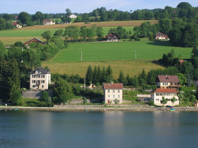 Aamuinen nkym hotelli Le Cygnen huoneen parvekkeelta. Villers le Lac, Ranska.
