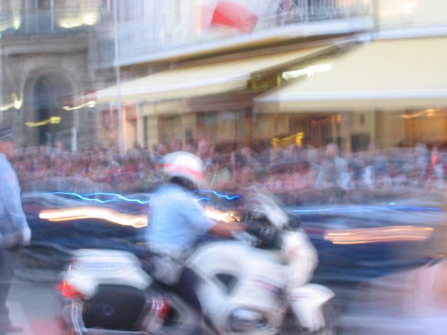 Moottoripyrpoliisi valvoo itsenisyyspivnaaton paraatia. Vuorossa moottoripyrsotilaat! Colmar, Ranska.