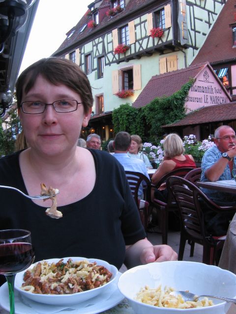 Uuden sadon kanttarellit maistuivat. Colmar, Ranska.