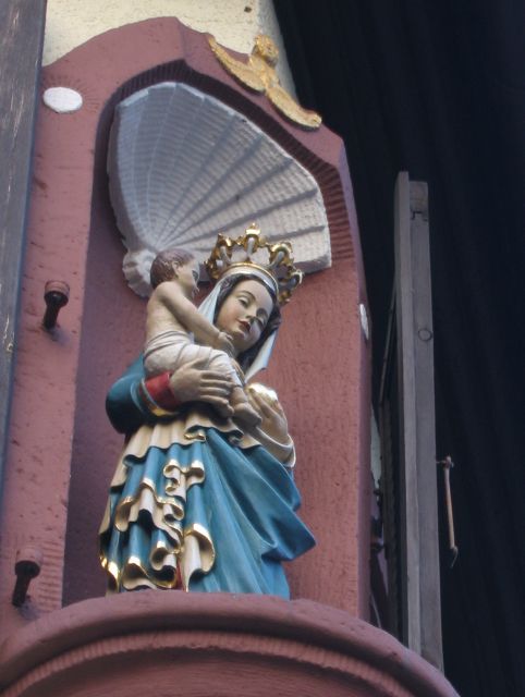 Katolista kuvakielt talonkulmassa. St. Martin, Saksa.