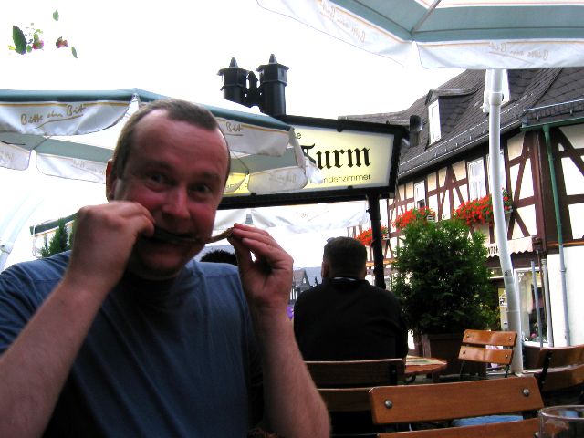 Lauantai on grillikylkipiv Gasthof am Turmissa. Braunfels, Saksa.