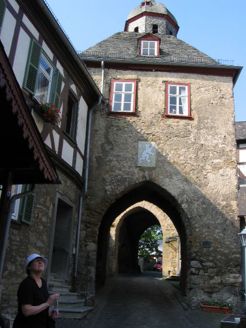 Braunfelsin linnaan kuljetaan monen portin kautta. Braunfels, Saksa.