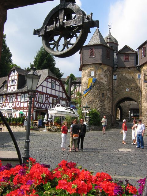 Majapaikkamme Gasthof am Turm vasemmalla sijaitsevassa ristikkorakennuksessa. Braunfels, Saksa.